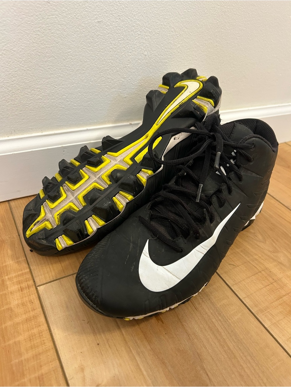 Nike Alpha Men’s Black & White Hightop Football Cleats Size 10
